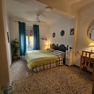 Habitación Grande con 2 Camas Individuales